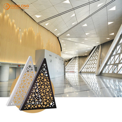 내부 중단된 금속판 천장은 경기장을 위한 예술적 퍼포레이티드 알루미늄 천장 패널을 특화했습니다