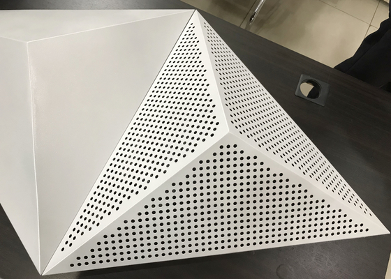 음향 사운드 흡수벽 천장 패널을 위한 천정 시스템에서 퍼포레이티드 3D 스냅 클립