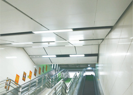관통되는 중단한 상업적인 금속 천장은 걸이에/E에 의하여 형성된 천장 도와 2x4 타일을 붙입니다