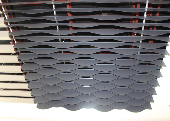 블레이드 중단된 금속판 천장에서 Ｊ 형태 플러그는 쇼핑 센터를 위해 현대여서 타일로 덮습니다