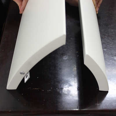 백색에 의하여 주문을 받아서 만들어지는 장식적인 알루미늄 패널 장 구부려진 모양 1.5mm 2.0mm 간격